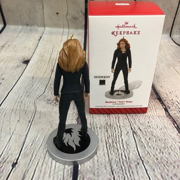 Hallmark Beatrice "Tris" Potter Divergent Keepsake Ornament - Picture 4 of 4